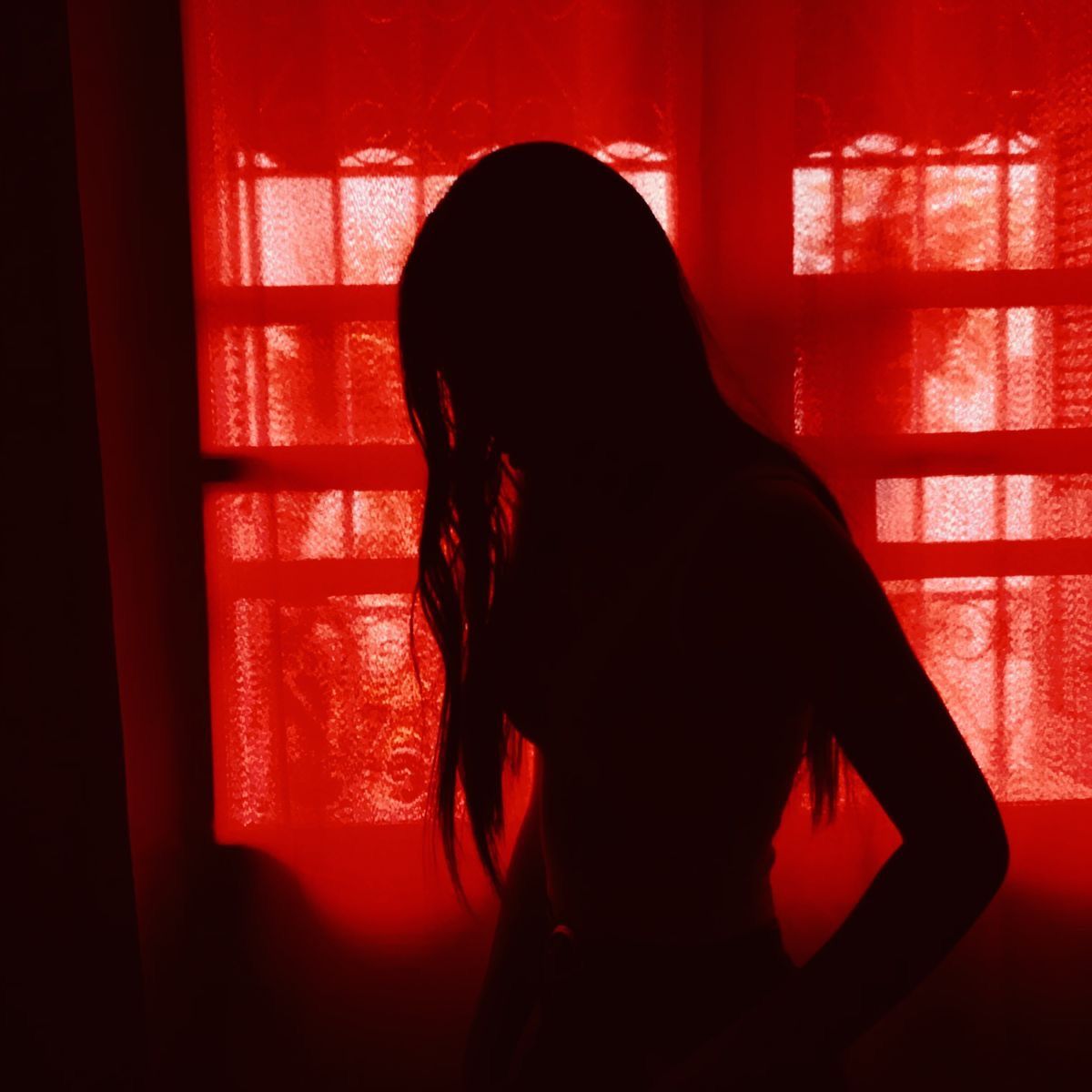 Девушка в красной комнате