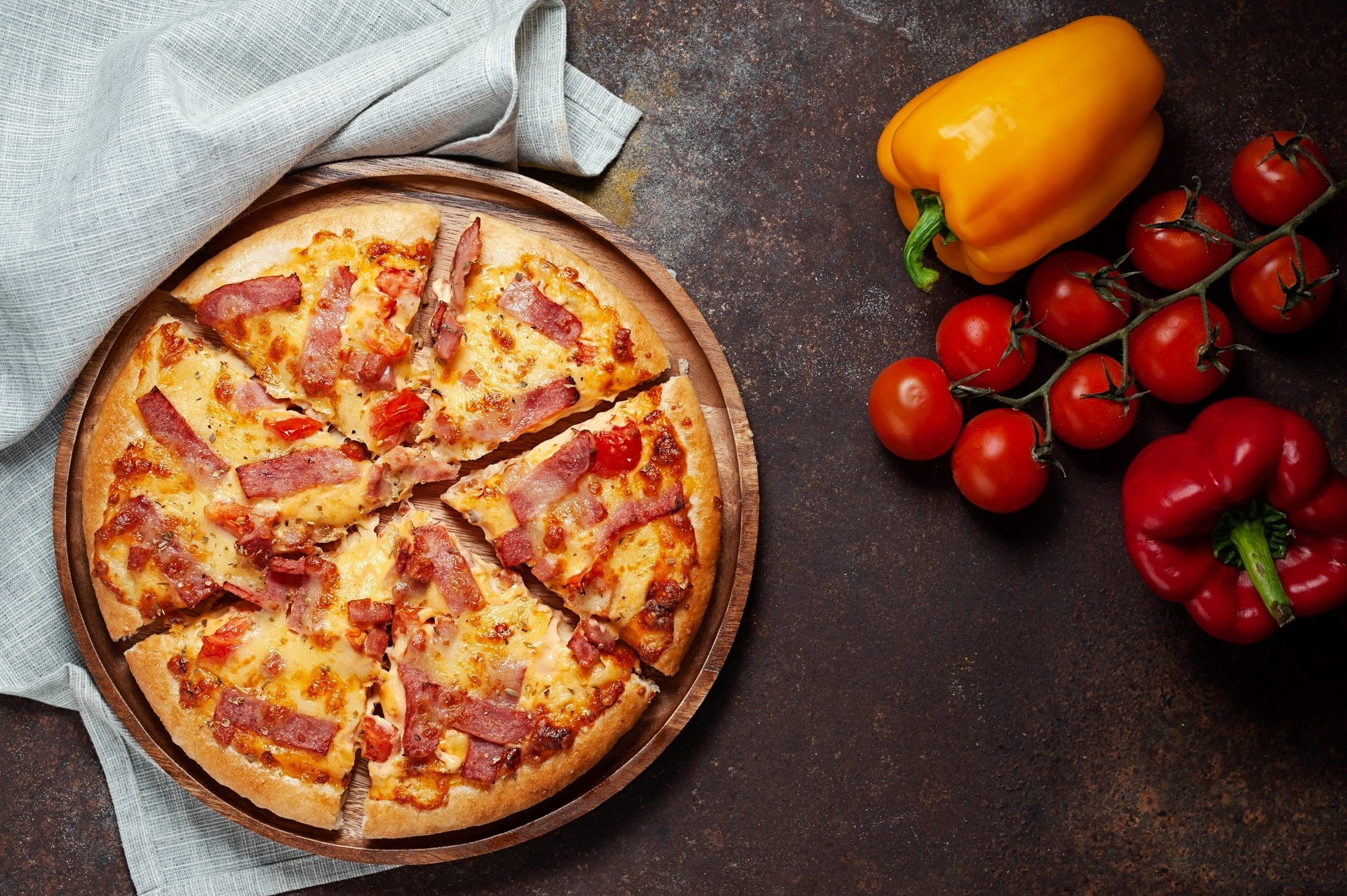 три пиццы одна с фруктами одна с овощами и соусом одна с мясом и сыром фото 47