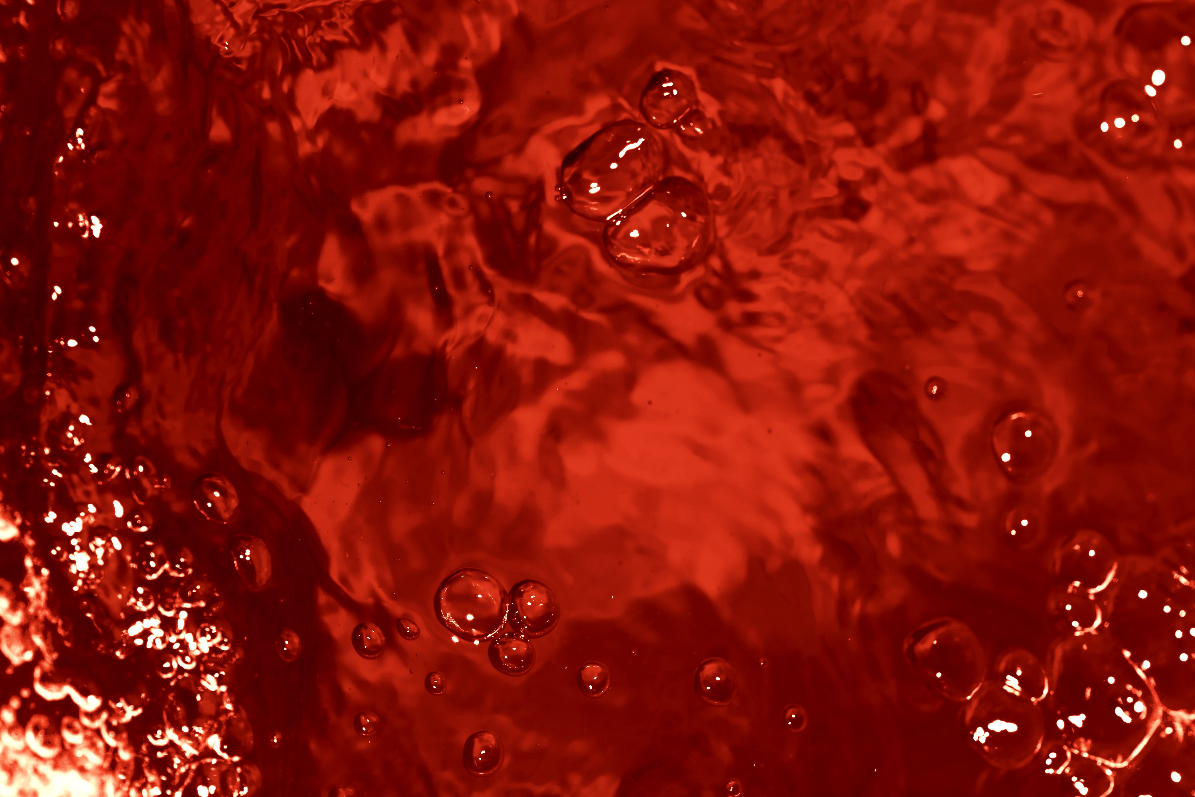 Кровь капает в воду