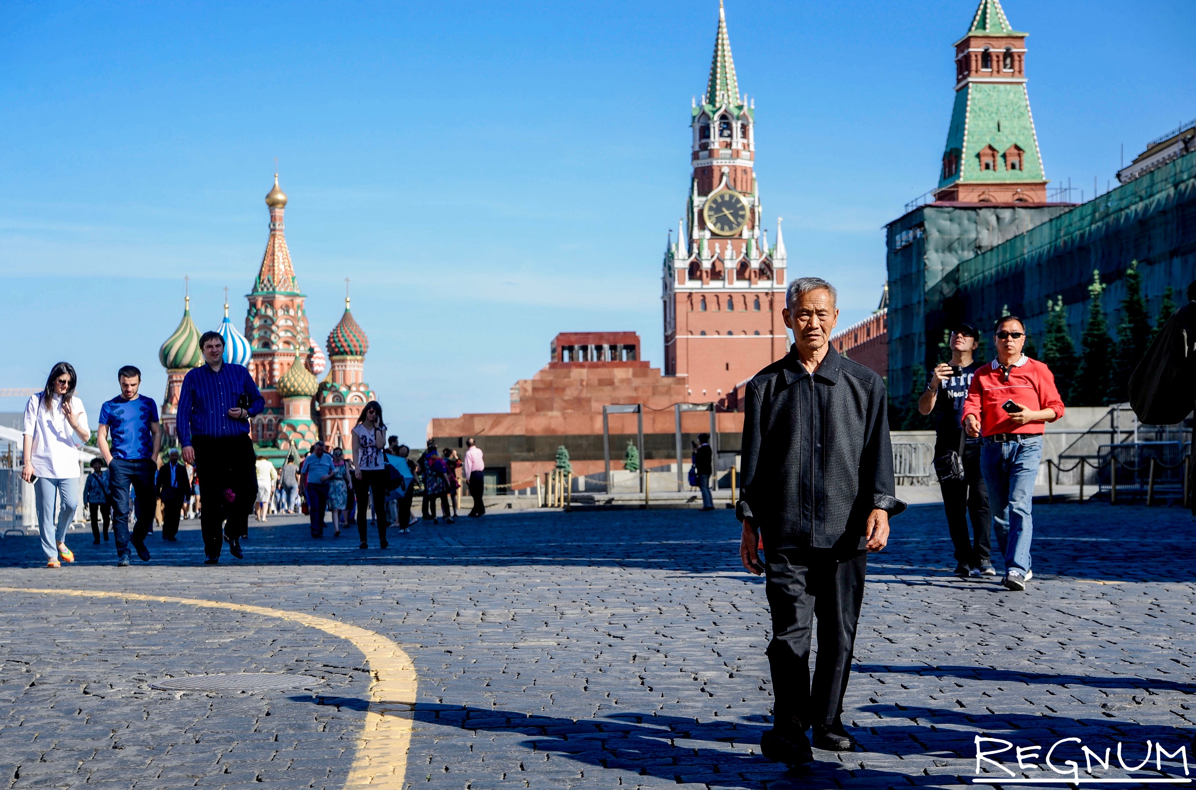 Путешествие по россии 2024 год. Туристы в Кремле. Люди на красной площади. Кремль люди. Чел на фоне Кремля.