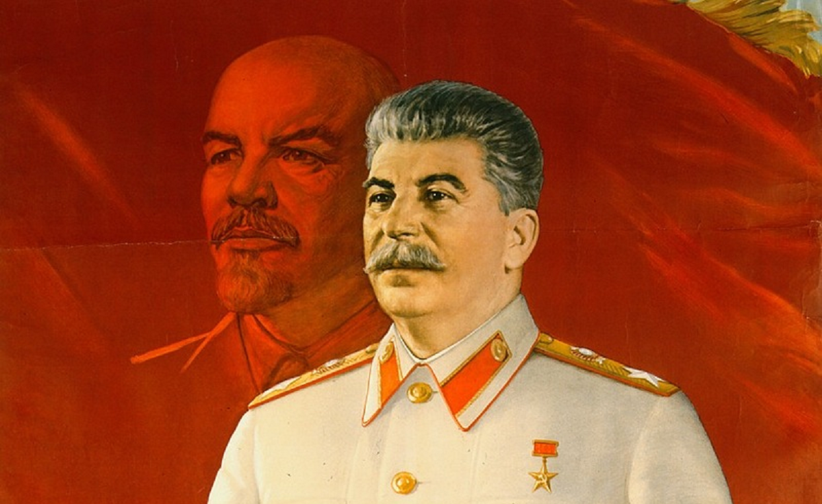 Сталин на фоне флага