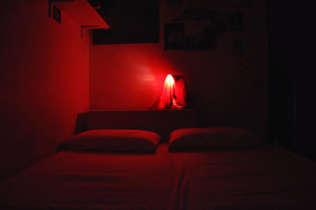 Радуга при красном освещении. Комната с кроватью в темноте. Красный свет в комнате. Тёмная комната с краватью. Комната с кроватью ночью.