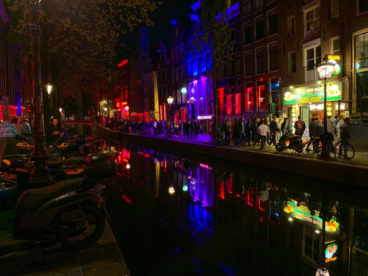 Улица красных фонарей в бельгии