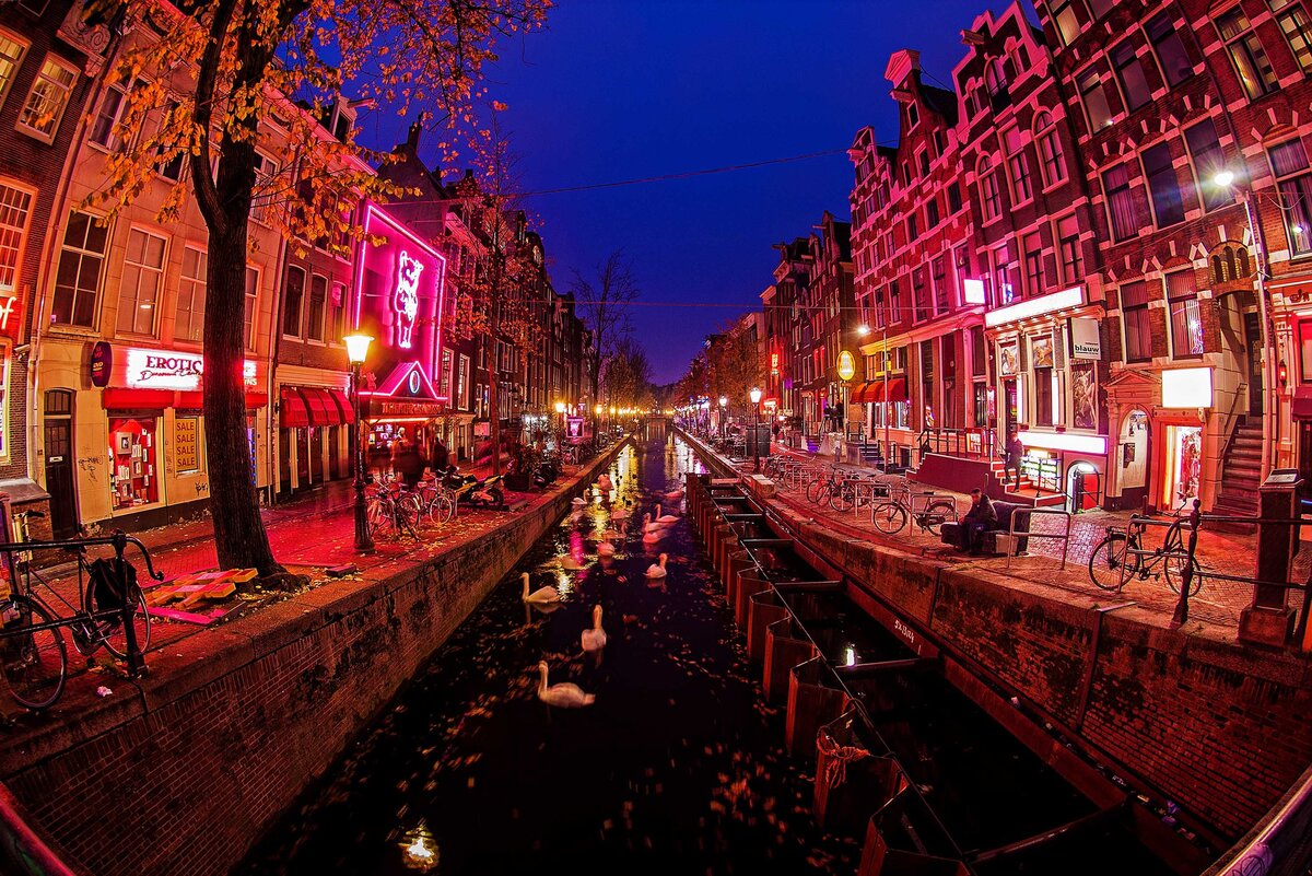 Амстердам район красных фонарей