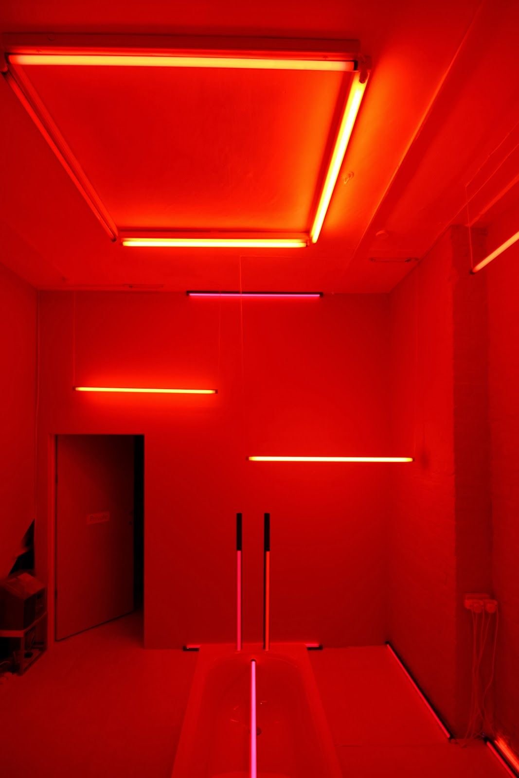 Включи red room. Красная подсветка. Красный неон. Красная неоновая подсветка. Неоновая подсветка для комнаты.