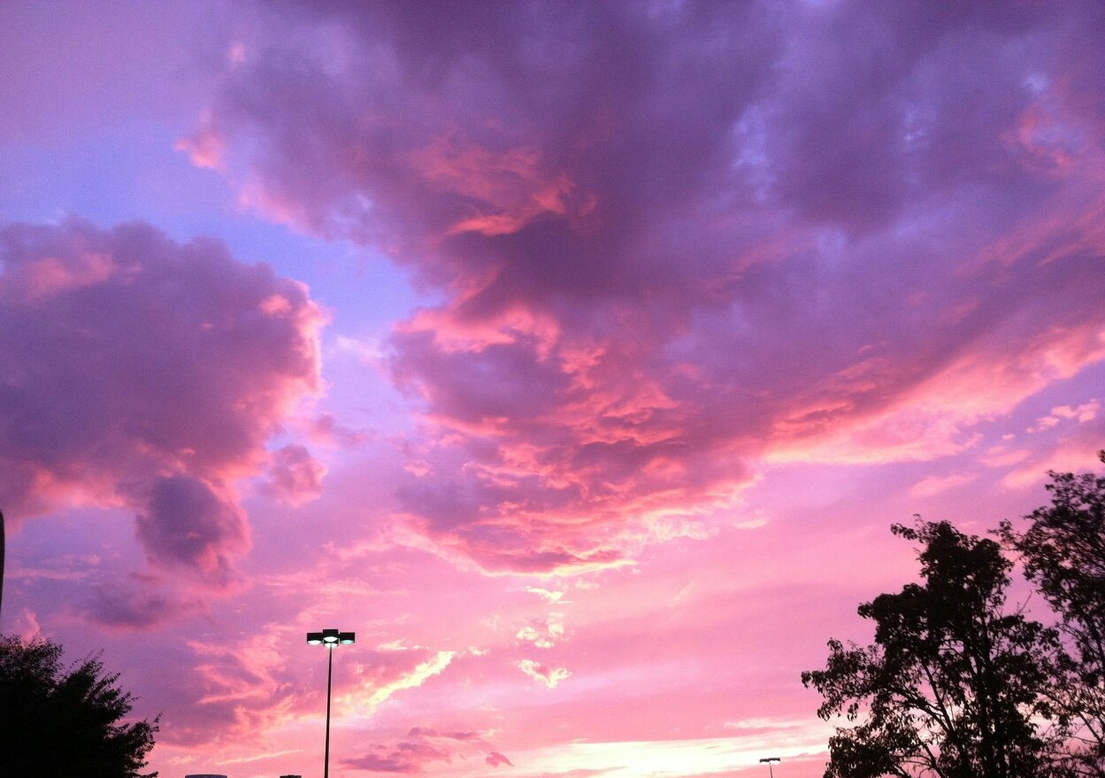 Розовое небо с облаками фон