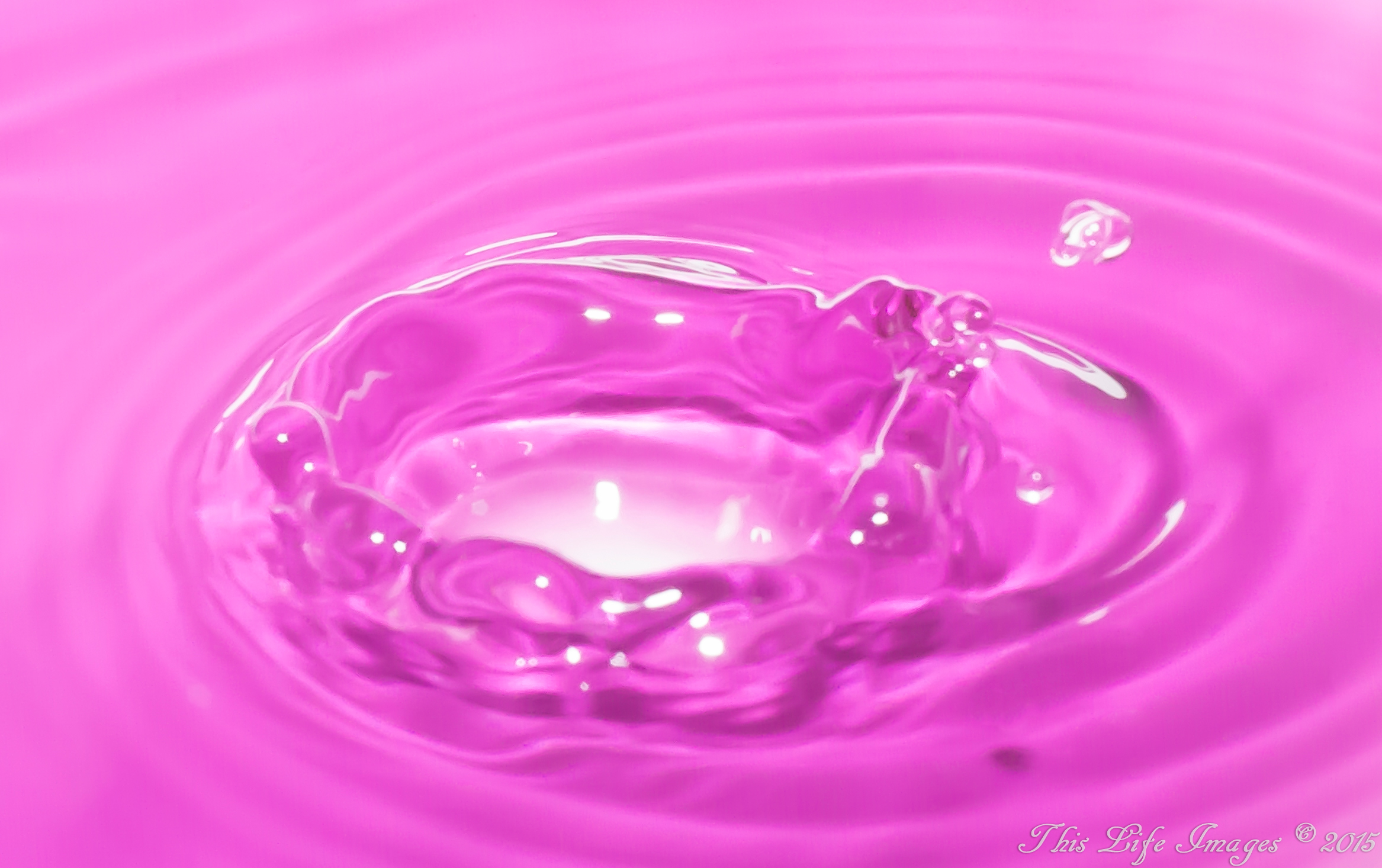 Розовые капли воды. Розовая капля. Розовая вода. Розовые капли. Капли воды на розовом фоне.