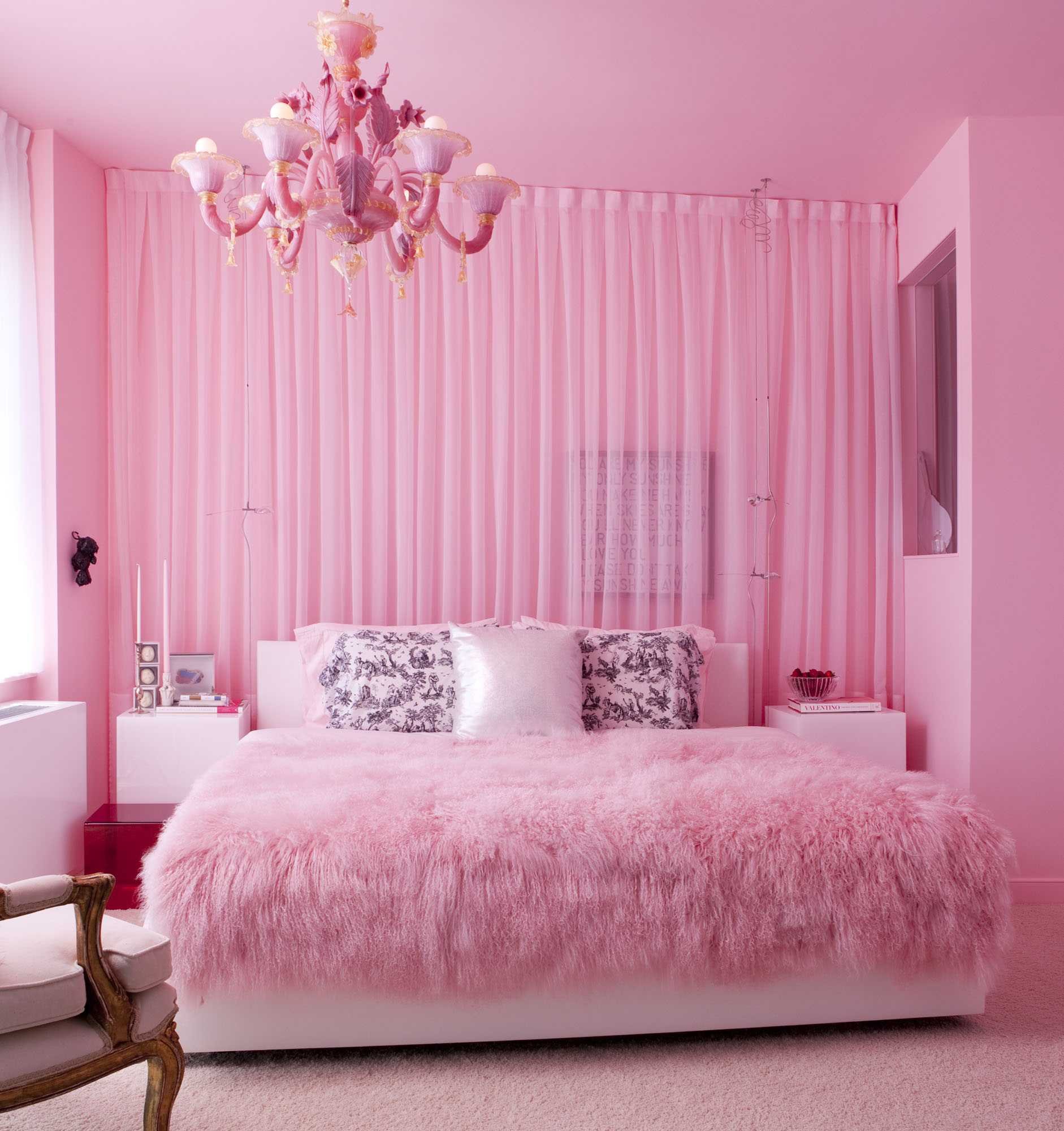 Перекрашу квартиру в розовый. Розовая спальня. Спальня для девочки в розовых тонах. Розовые шторы в интерьере спальни. Спальня в розовых тонах.