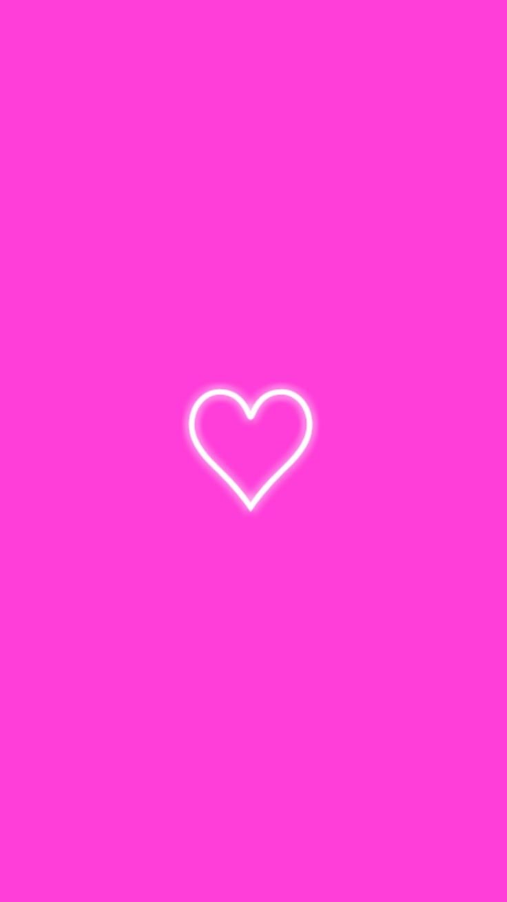 Розовое сердце на розовом фоне