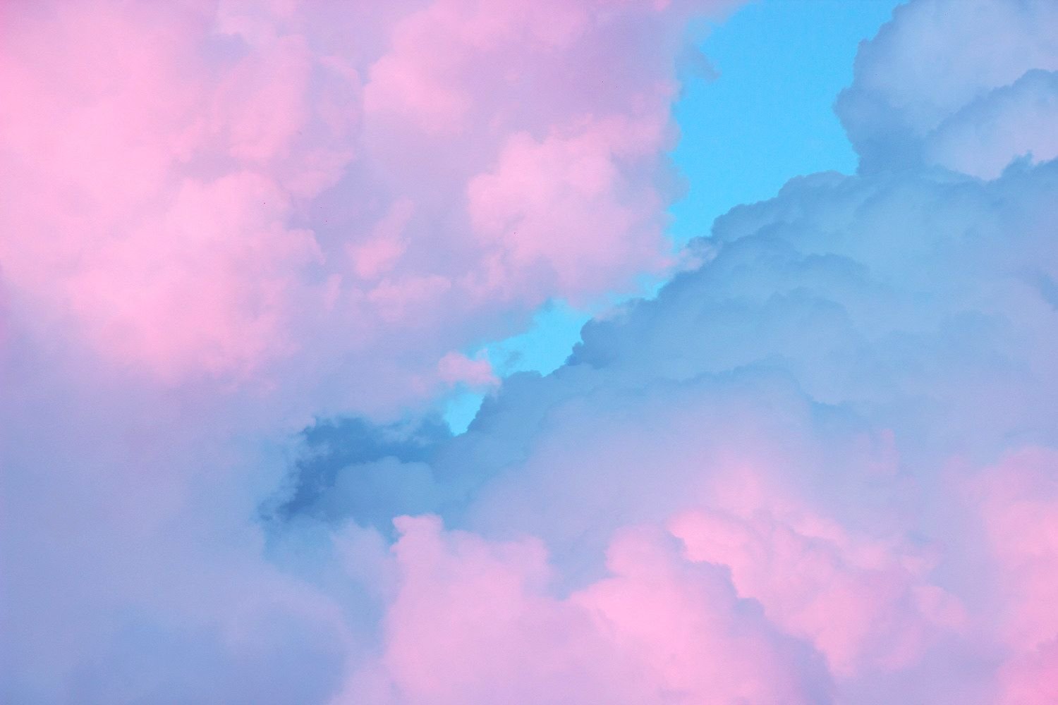Розово голубые картинки. Розовое облако. Розовое небо. Розово голубые облака. Розовое небо с облаками.