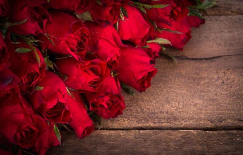 Красные розы на столе