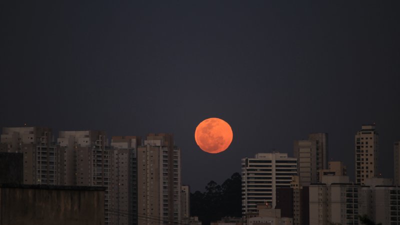 Красная Луна в Москве