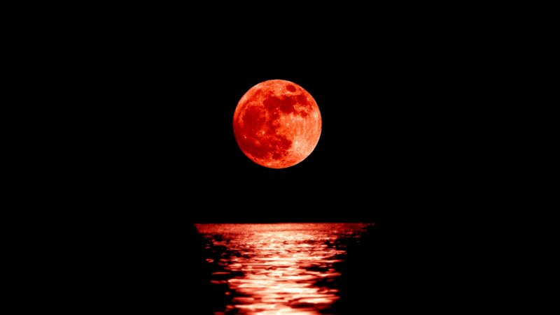 Красная Луна на чёрном ыоне