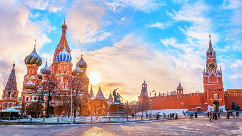 Кремль вид на собор Василия Блаженного голубое небо