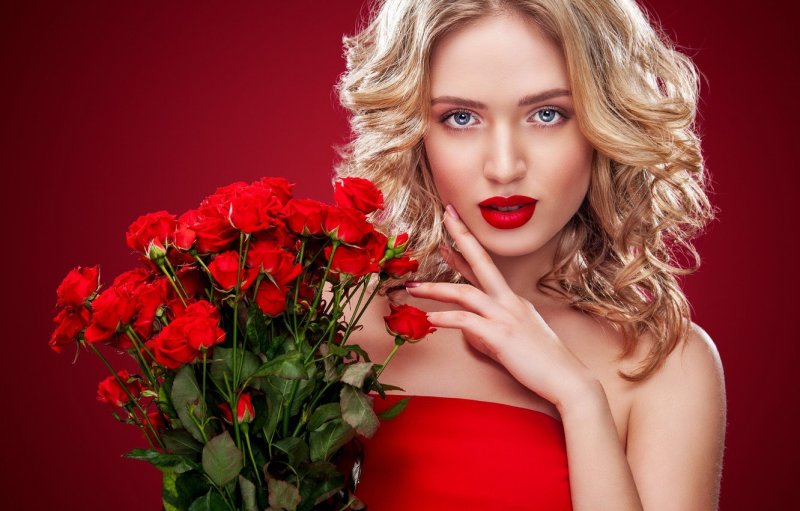 Девушка с красными розами