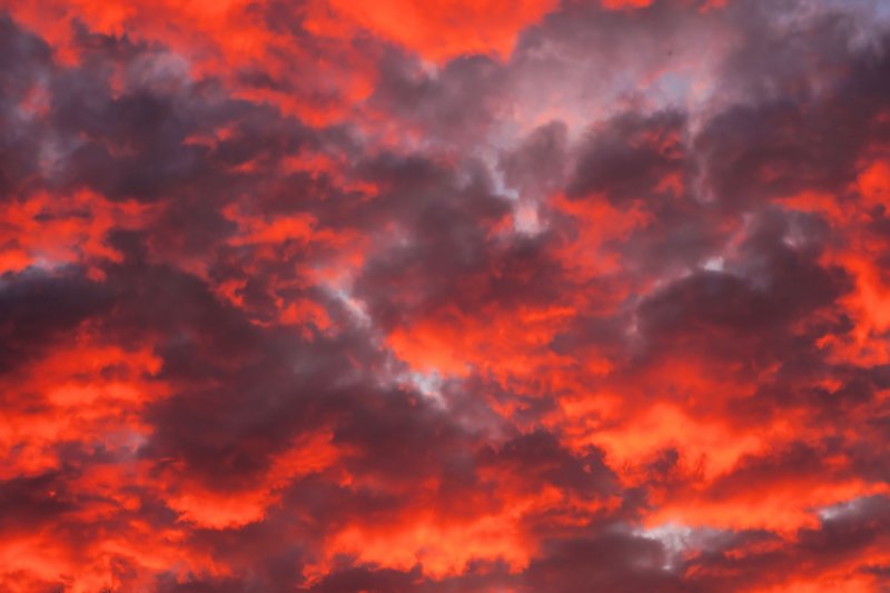Красное небо с облаками