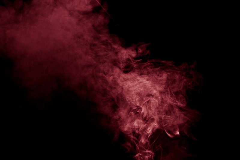 Красный туман на черном фоне