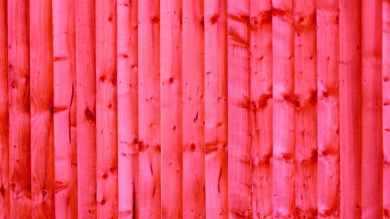 Деревянный забор розовый