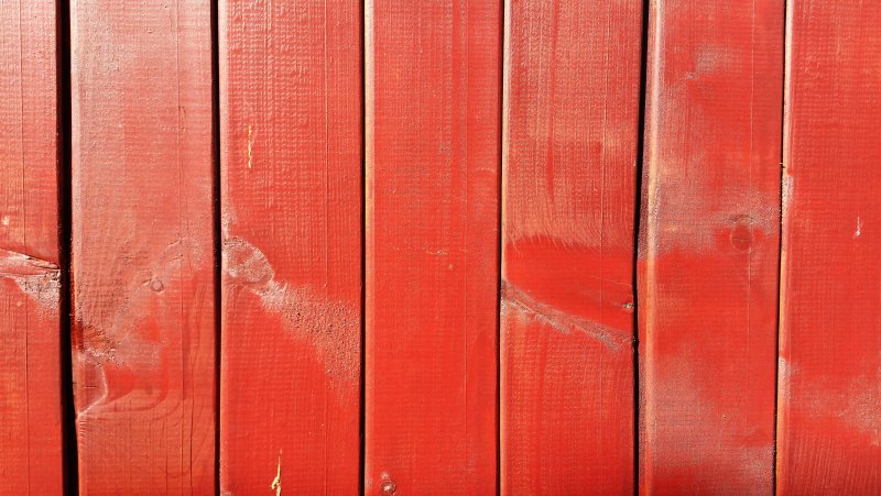 Красный деревянный забор