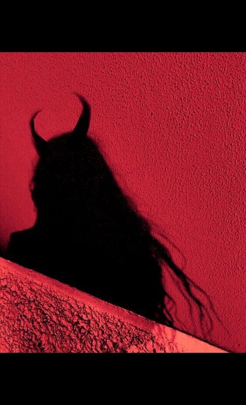 Фото демона в красных и черных оттенках