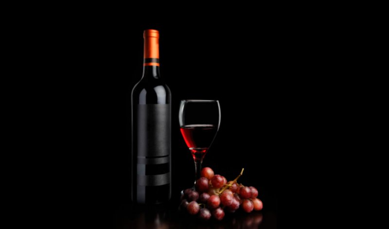 Красное вино на черном фоне
