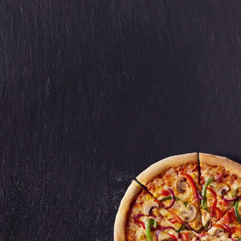 Пицца на темном фоне