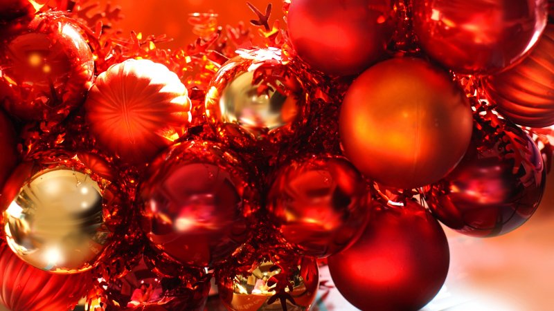 Красивые красные новогодние шары