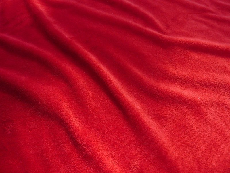 Красная бархатная ткань