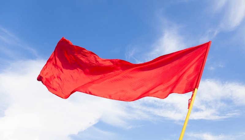 Красный флаг на ветру