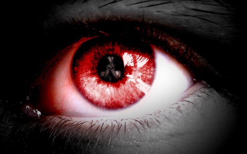 Красные глаза на черном фоне