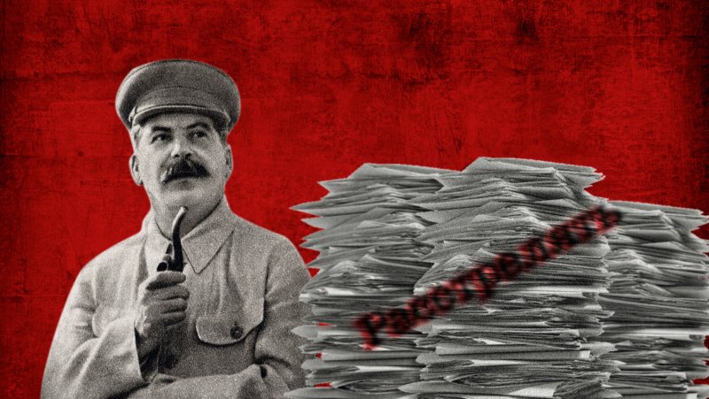 Сталин на фоне флага