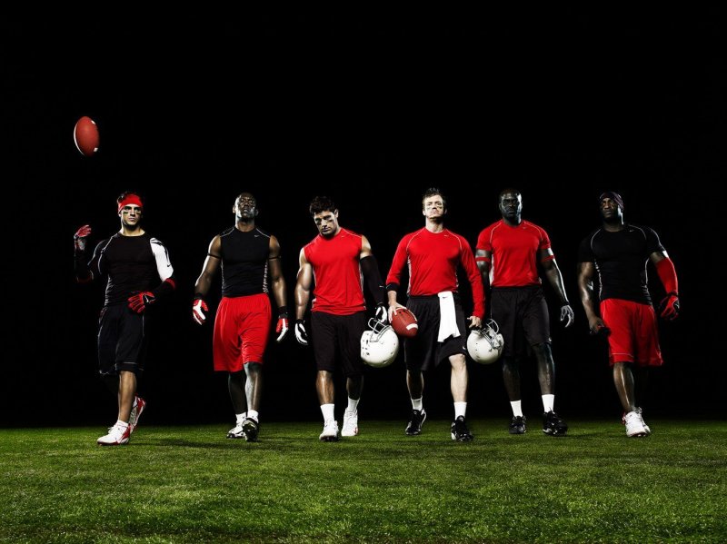 Футбольная команда на черном фоне