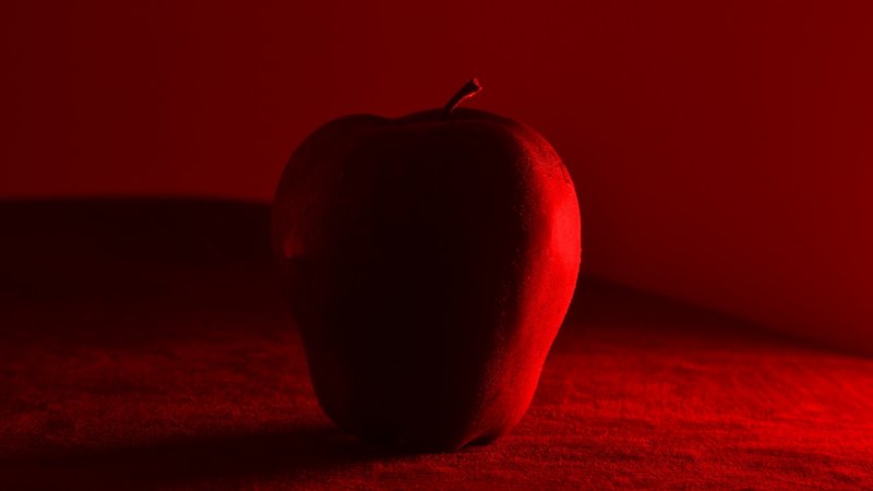 Картина яблоки на Красном фоне