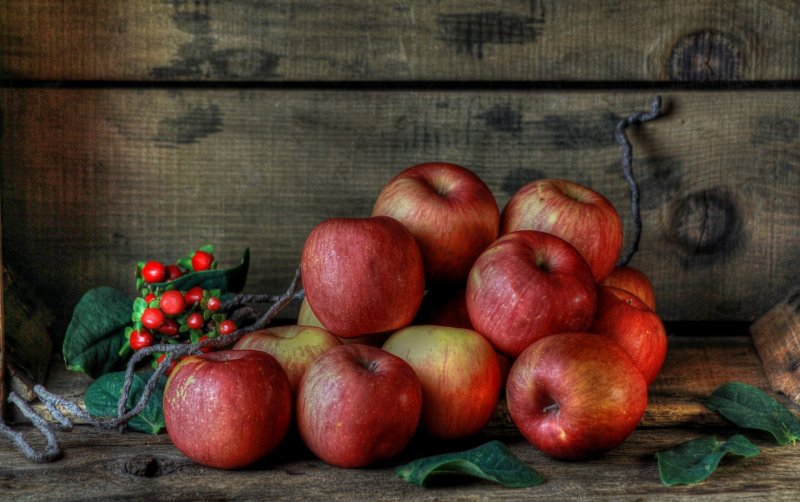 Натюрморт с красными яблоками