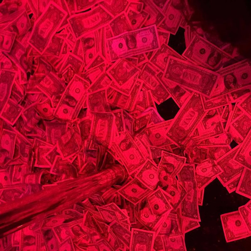 Электронные деньги картинка красный фон