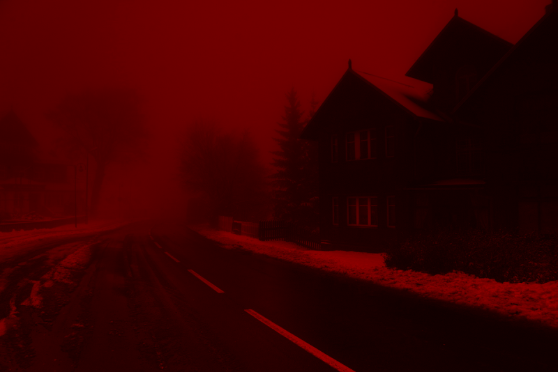 Красный дом в темноте
