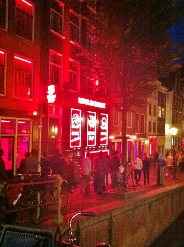 Улица красных фонарей в Амстердаме сейчас
