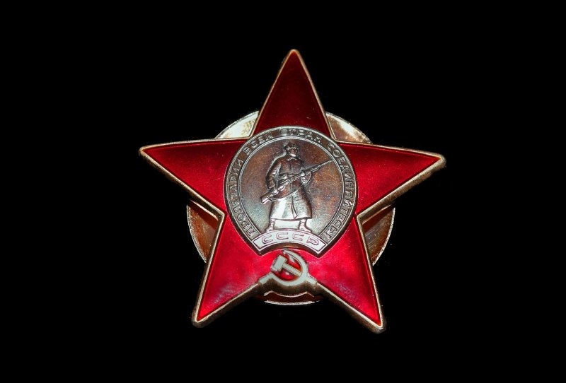 Орден красной звезды на черном фоне