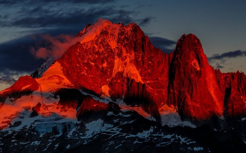 Горы в красных тонах