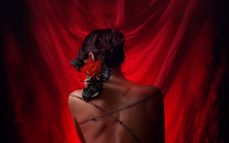 Девушка с красными розами со спины