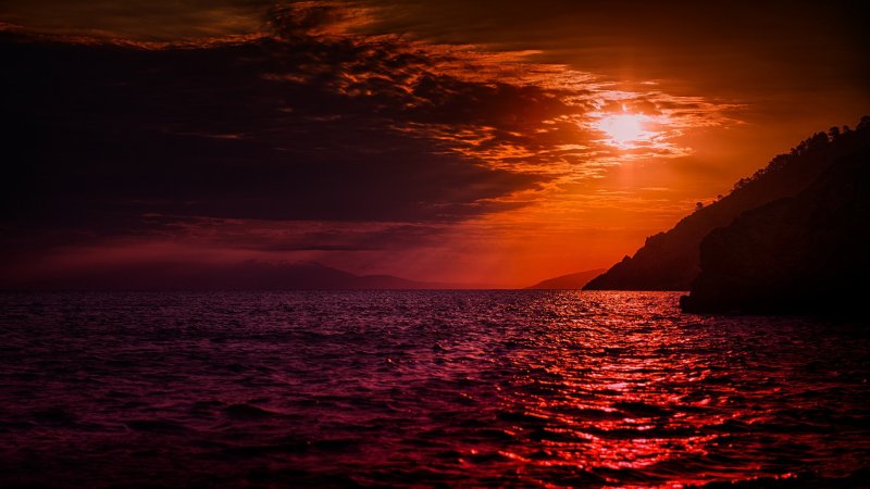 Красный закат на море