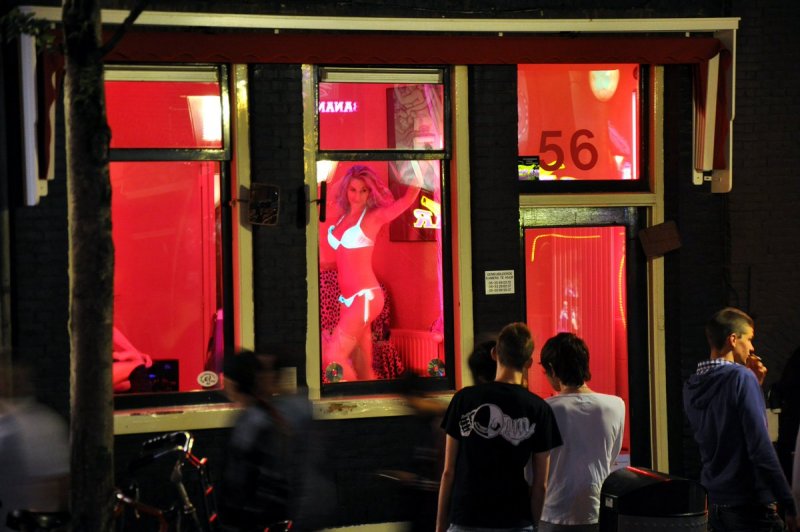 Квартал красных фонарей в Амстердаме девушки в витринах