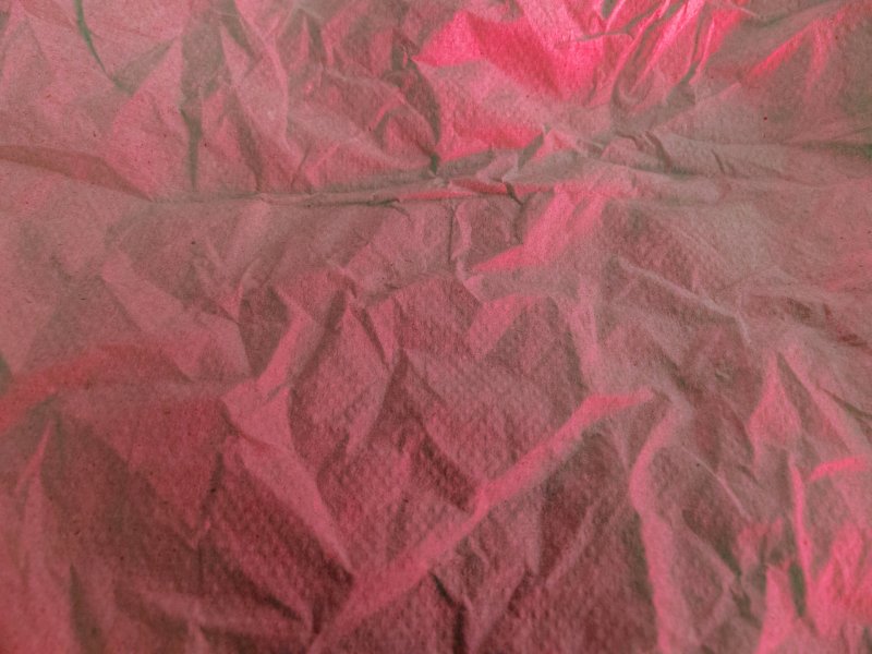 Розовая мятая бумага