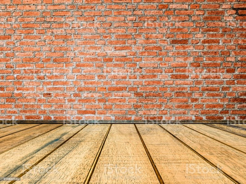 Кирпичная стена и деревянный пол