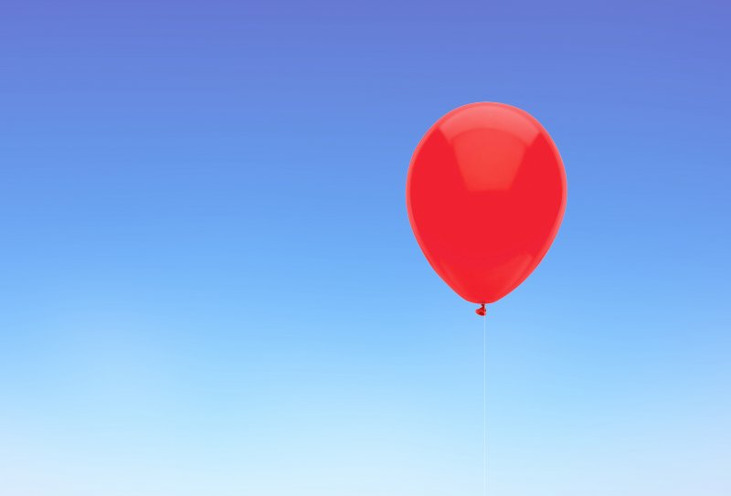 Красный шарик в небе