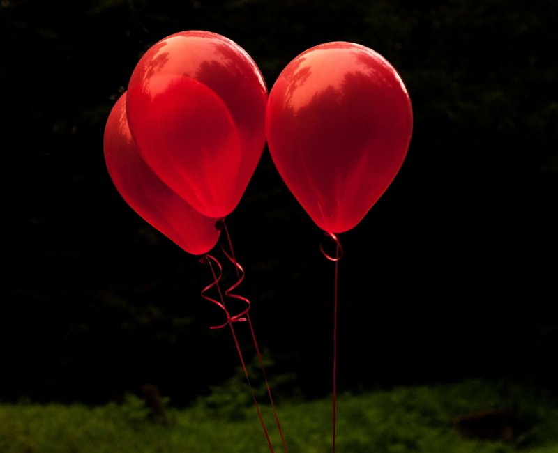 Красный воздушный шарик оно