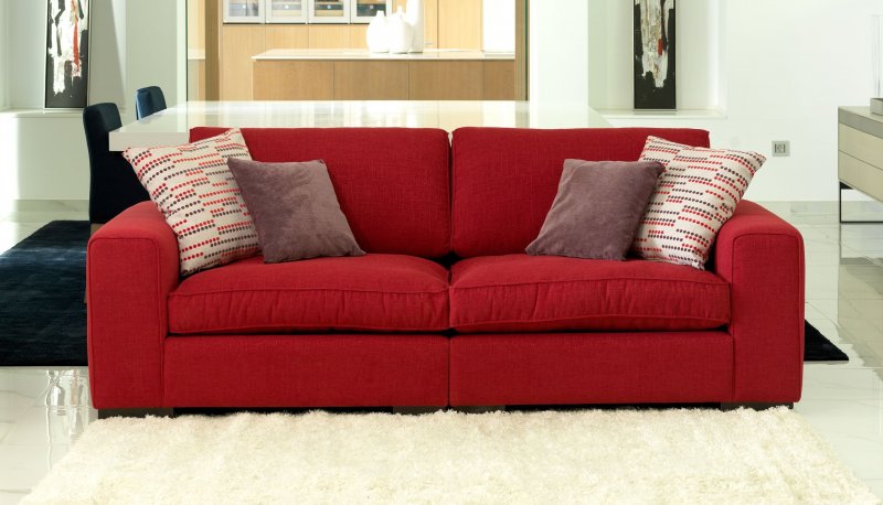 Красный диван для фотошопа в комнате