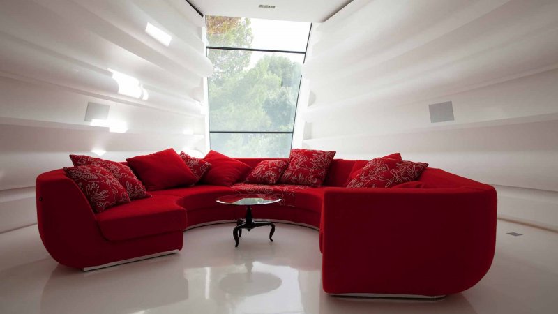 Роскошный красный диван