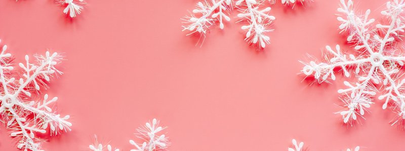 Розовый фон со снежинками