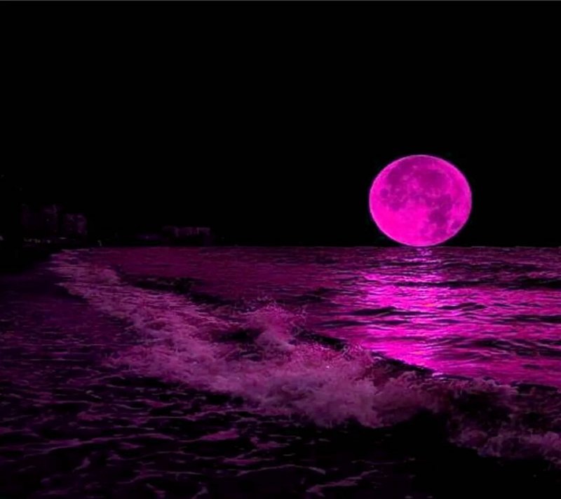 Луна в розово фиолетовом цвете картина